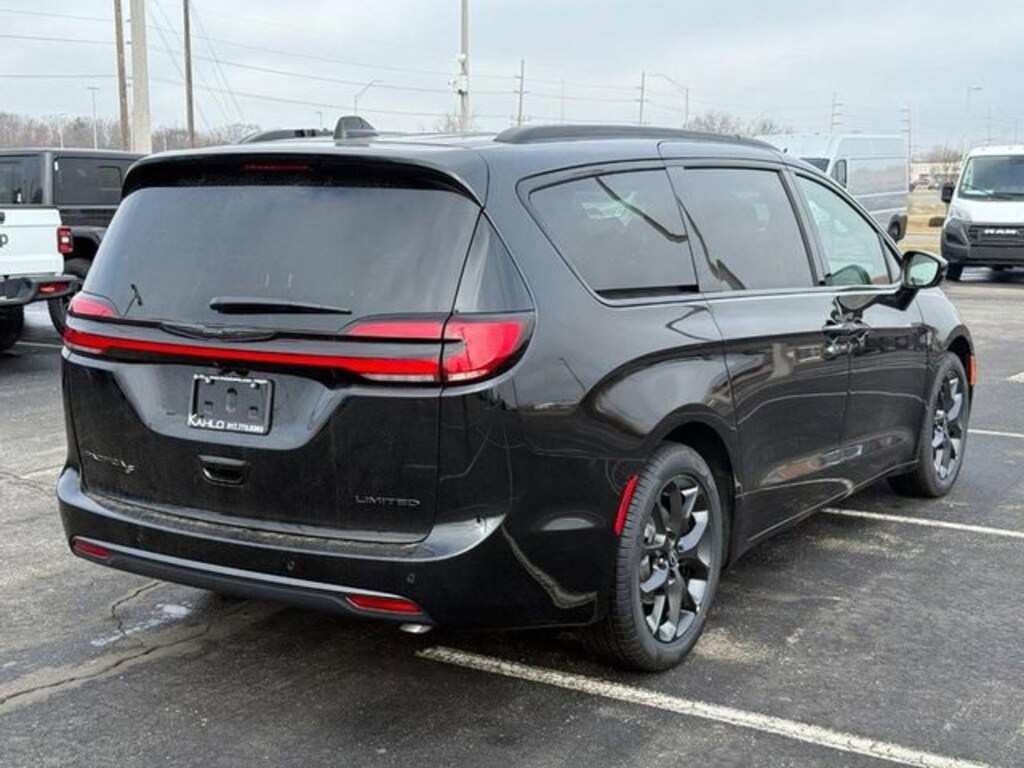 New 2026 Chrysler Pacifica Limited Passenger Van