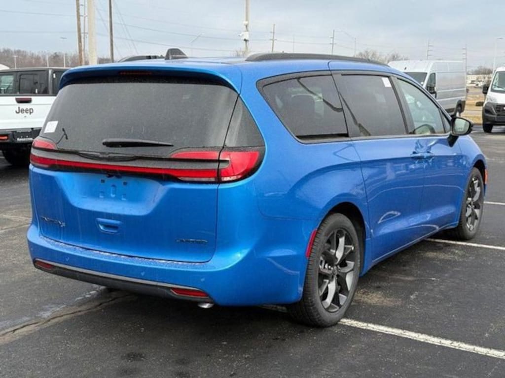 New 2026 Chrysler Pacifica Limited Passenger Van