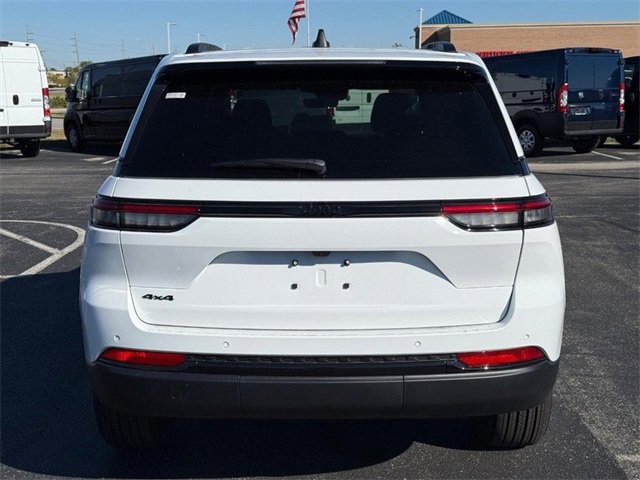 2025 Jeep Grand Cherokee Laredo photo 4