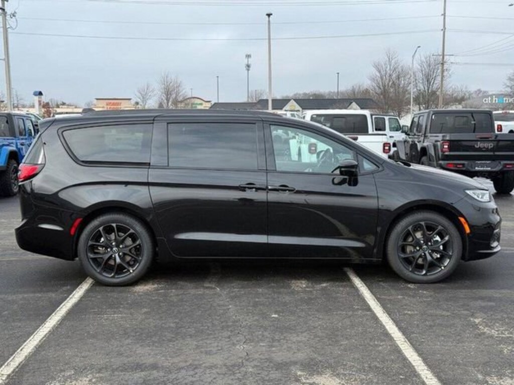 New 2026 Chrysler Pacifica Limited Passenger Van