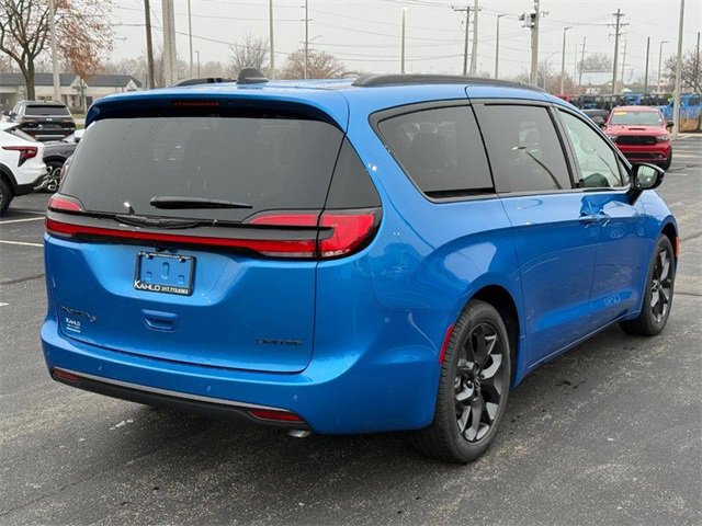 2026 Chrysler Pacifica Limited photo 3