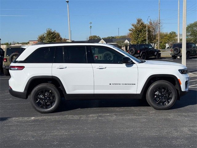 2025 Jeep Grand Cherokee Laredo photo 2