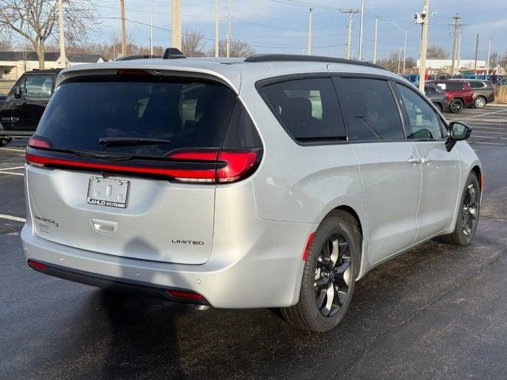 New 2026 Chrysler Pacifica Limited Passenger Van