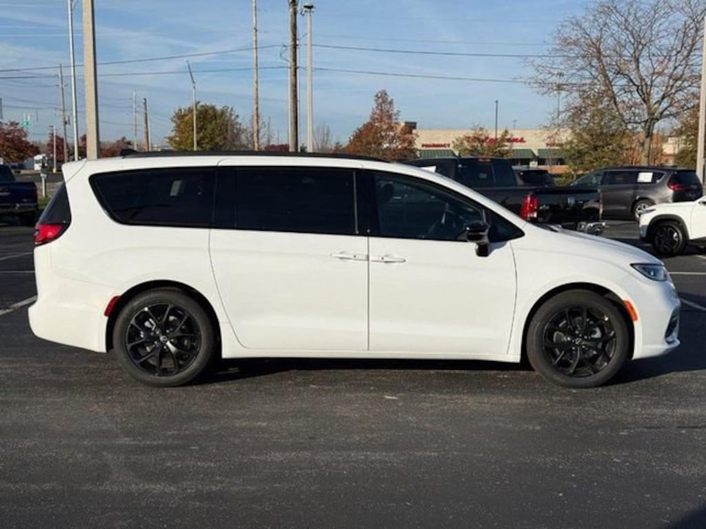 New 2026 Chrysler Pacifica Limited Passenger Van