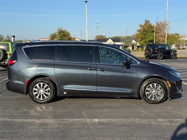 2019 Chrysler Pacifica Plus 35th Anniversary Touring L photo 2