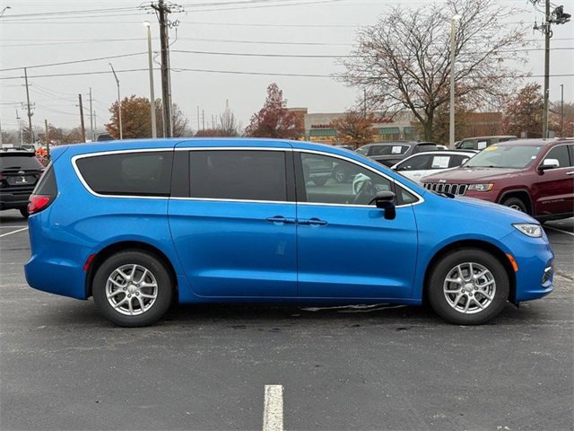 2026 Chrysler Pacifica photo 2