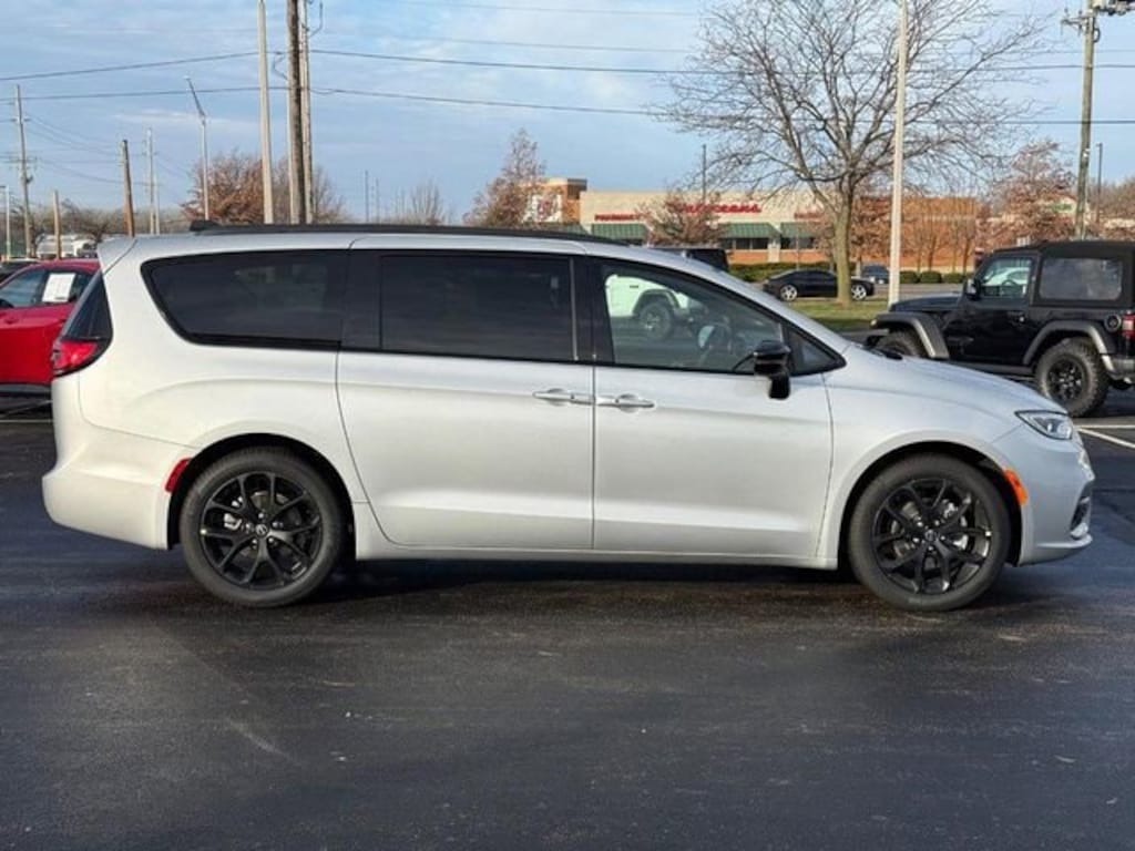 New 2026 Chrysler Pacifica Limited Passenger Van
