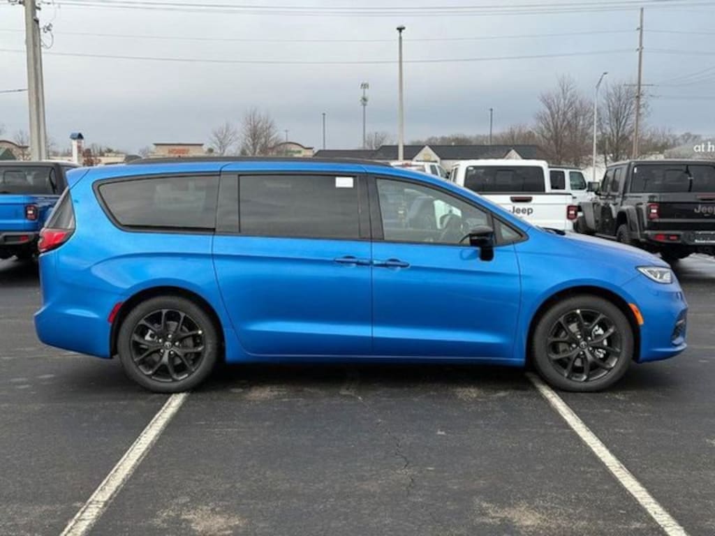 New 2026 Chrysler Pacifica Limited Passenger Van