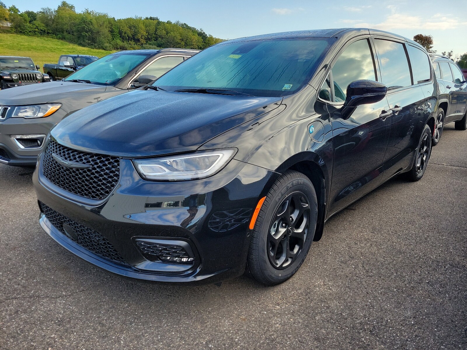 2023 Chrysler Pacifica Limited photo 3
