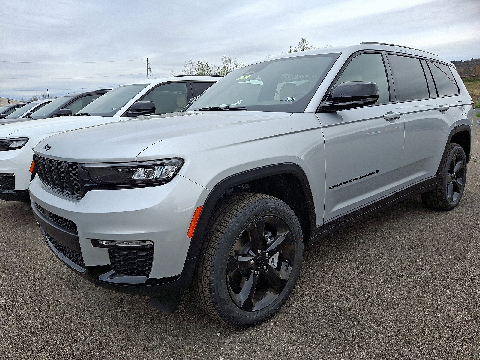 2025 Jeep Grand Cherokee Limited photo 3