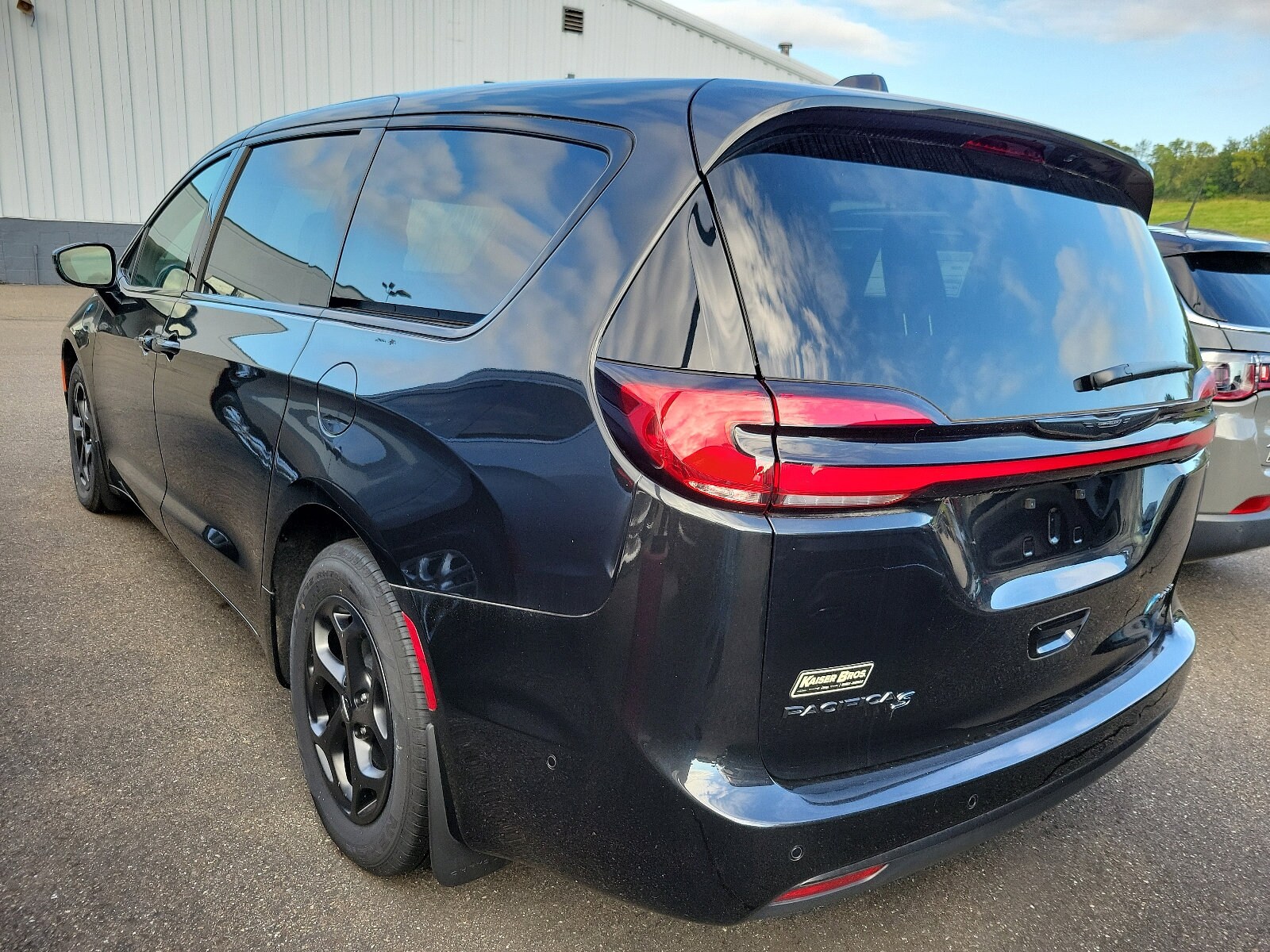 2023 Chrysler Pacifica Limited photo 4