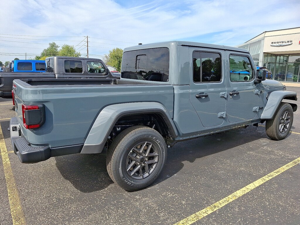 New 2025 Jeep Gladiator SPORT S 4X4 Pickup