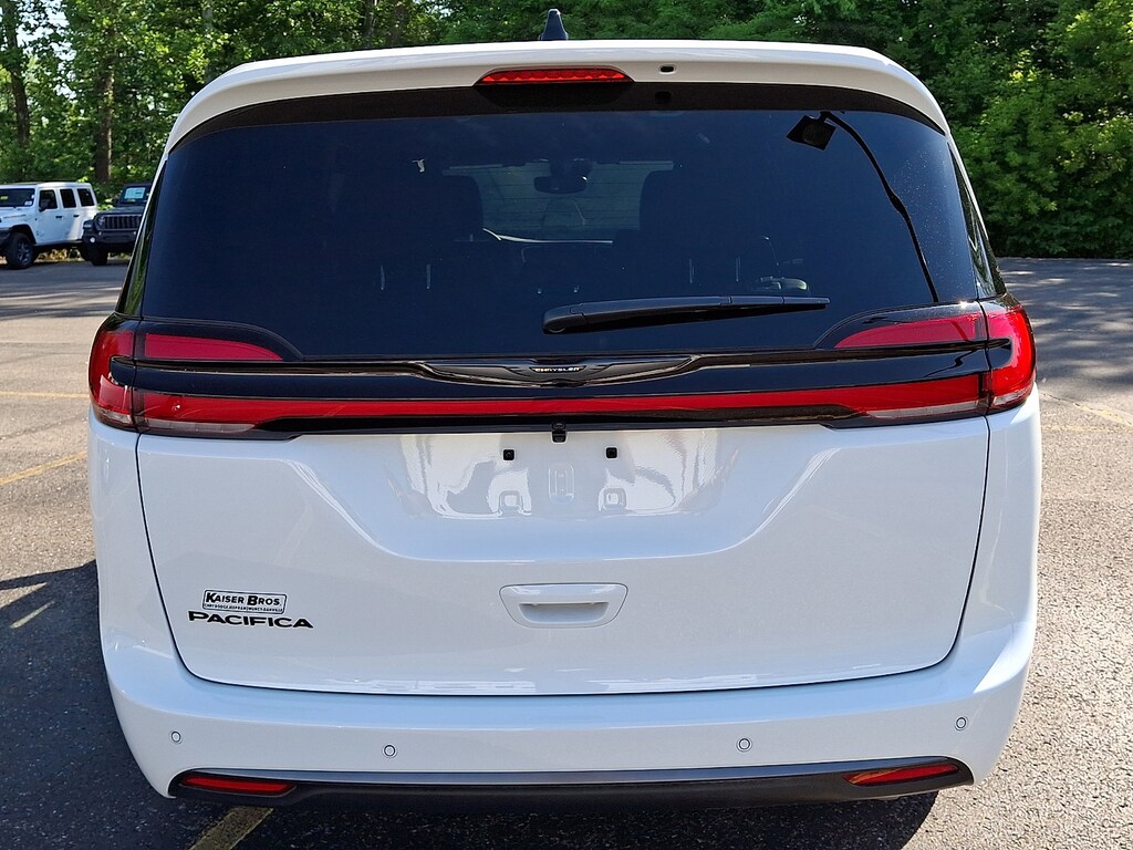 New 2026 Chrysler Pacifica SELECT Passenger Van