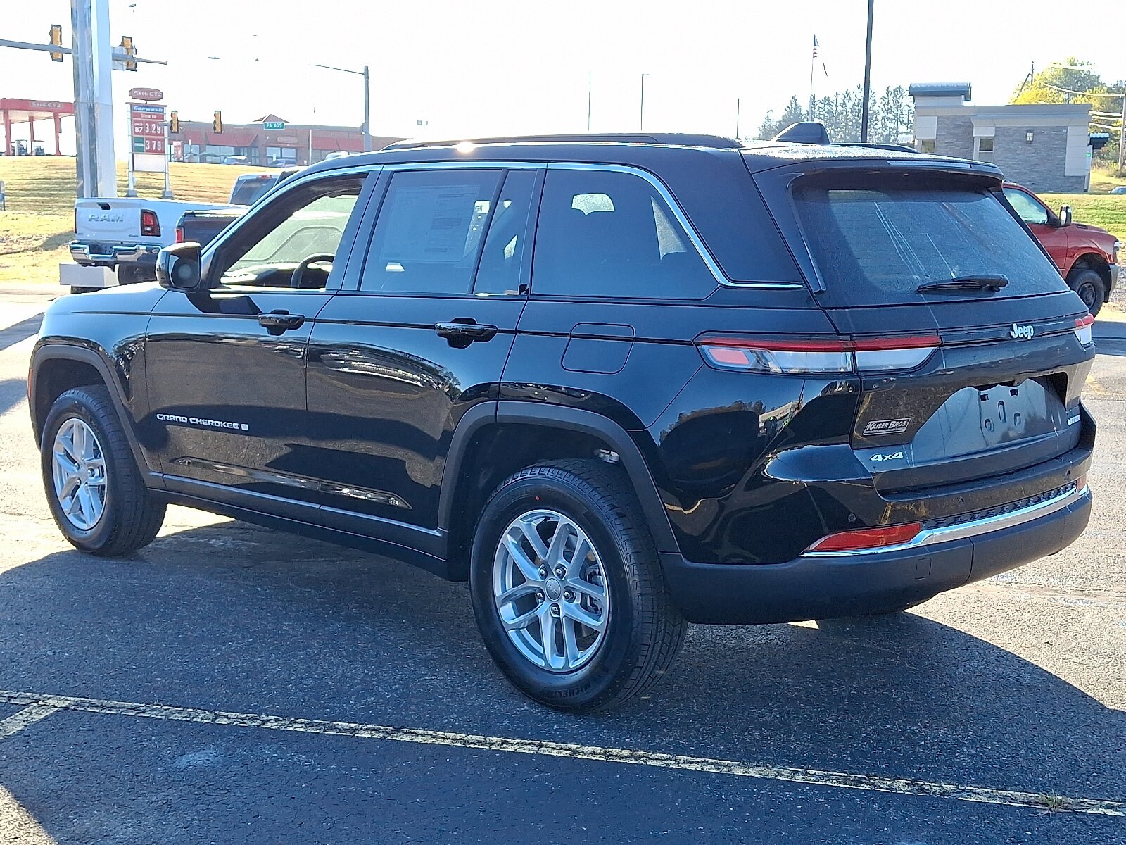 2025 Jeep Grand Cherokee Laredo photo 4