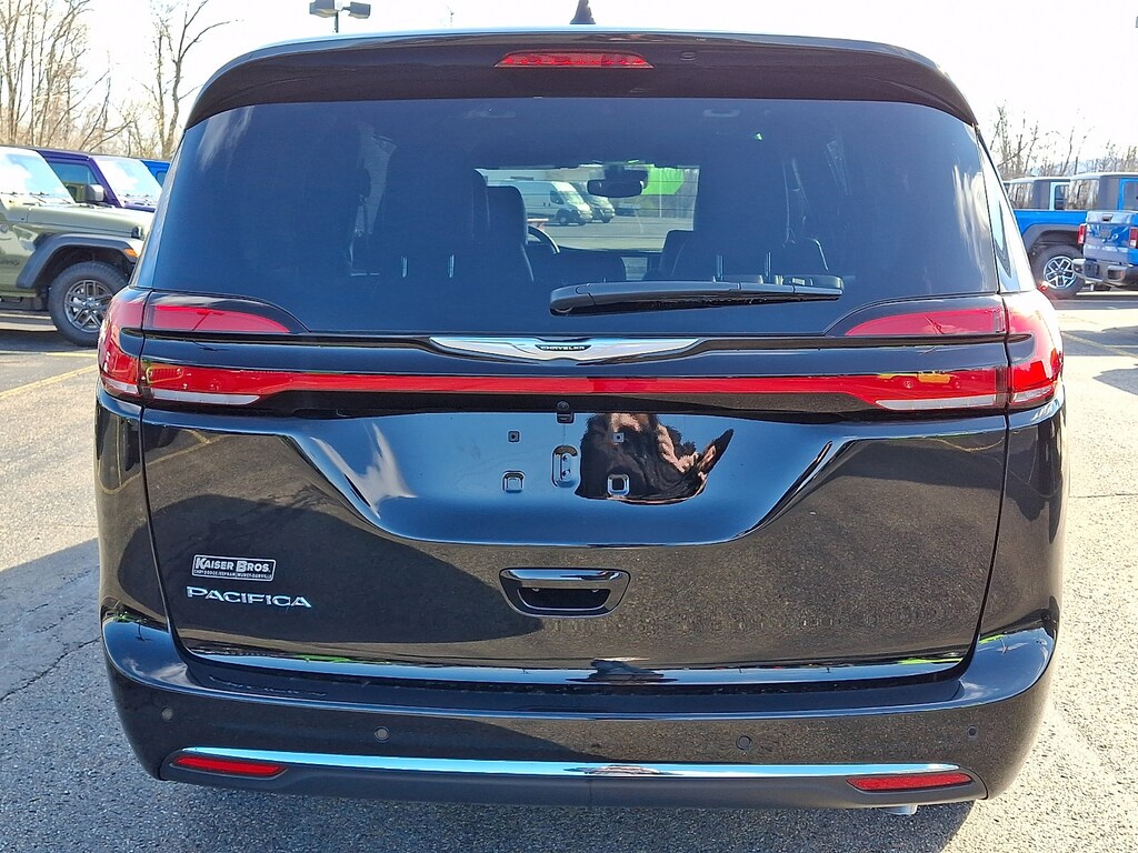 New 2026 Chrysler Pacifica SELECT Passenger Van