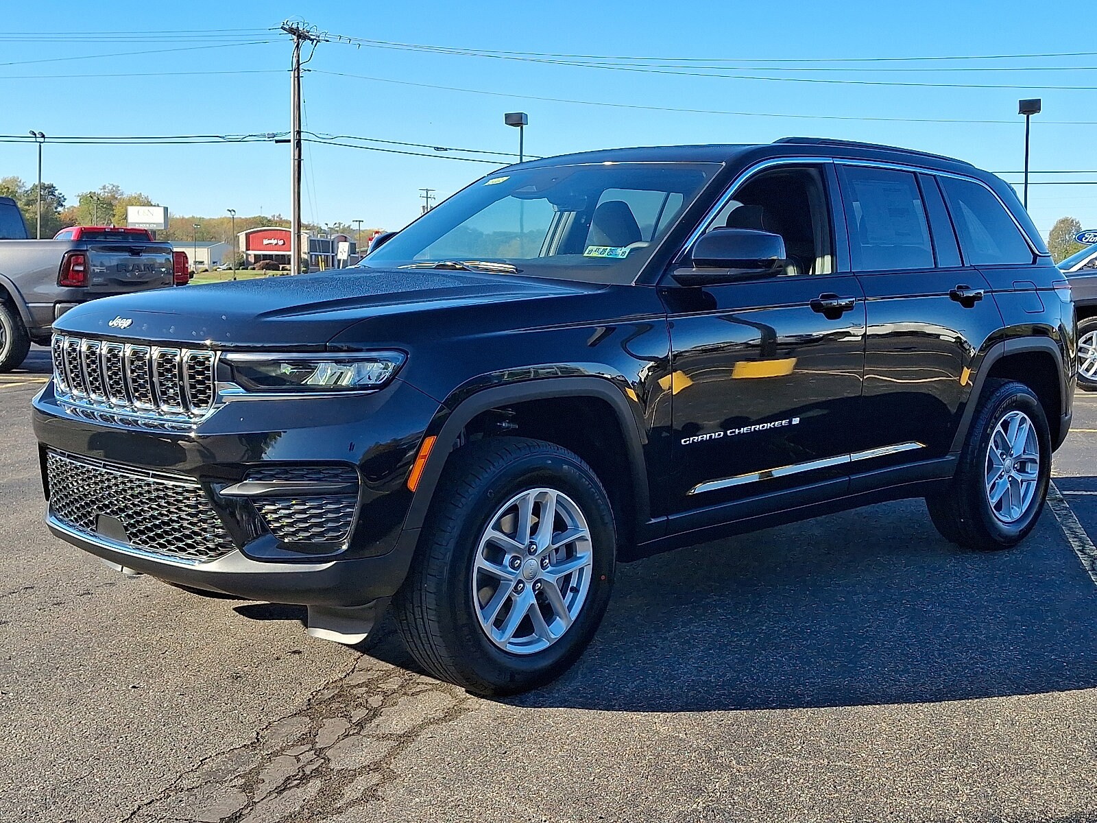 2025 Jeep Grand Cherokee Laredo photo 3