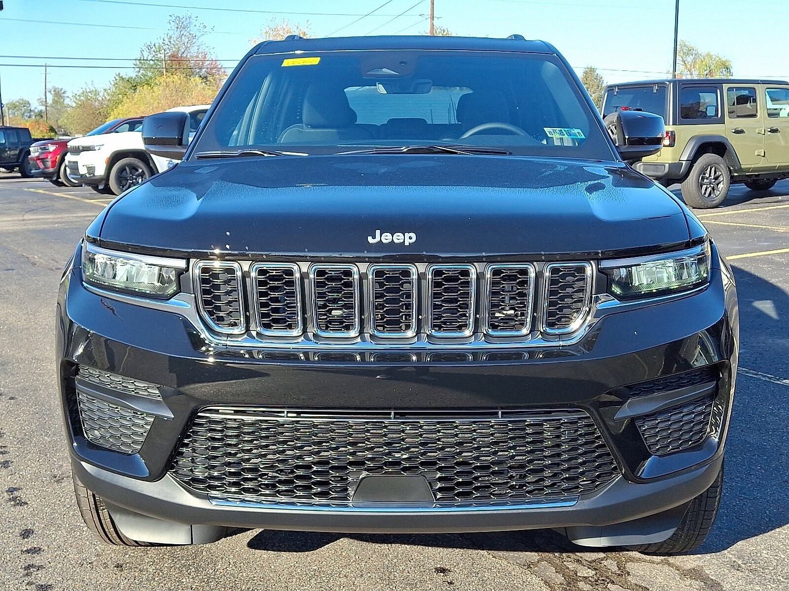 2025 Jeep Grand Cherokee Laredo photo 2