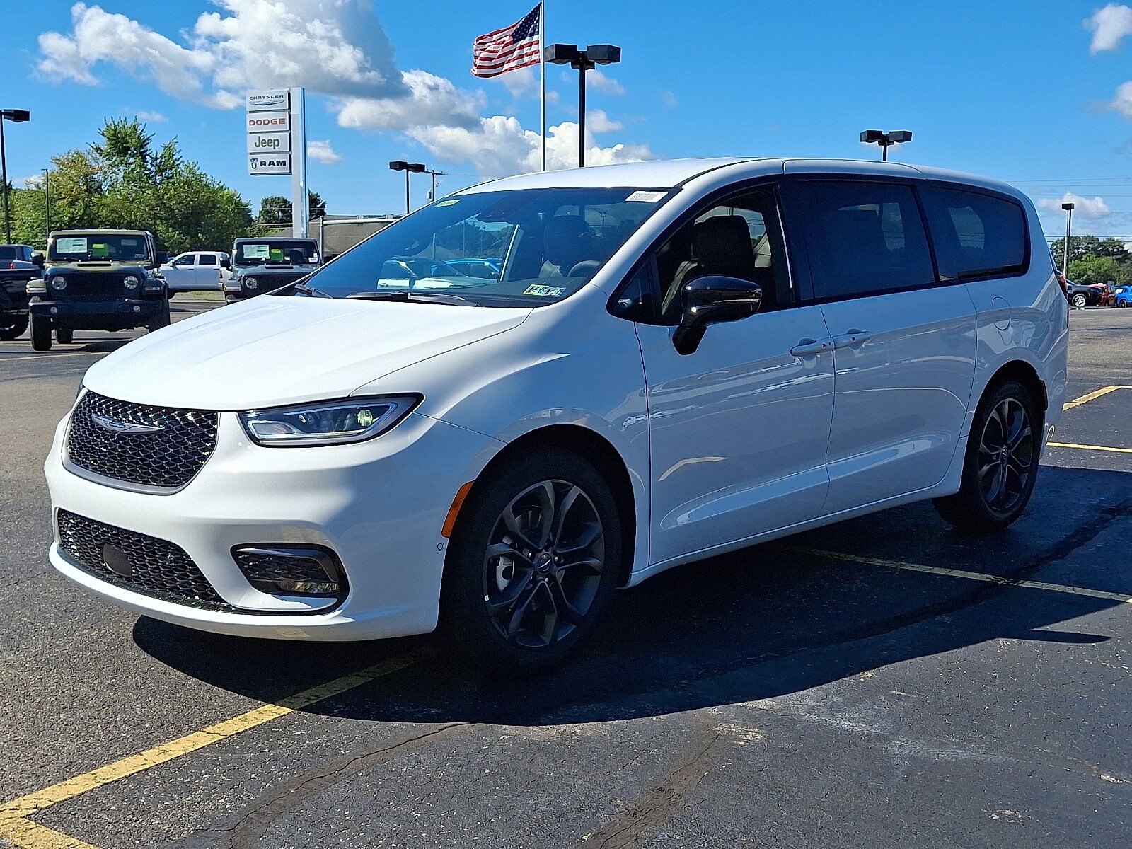 2026 Chrysler Pacifica photo 2