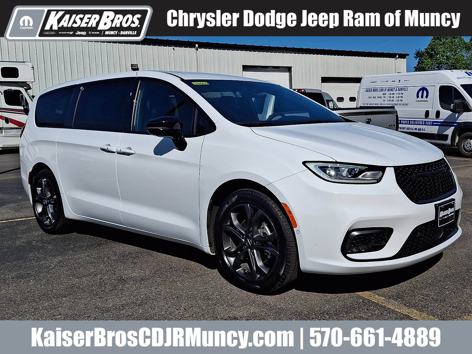 2026 Chrysler Pacifica Select's photo