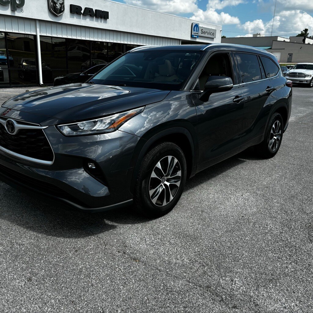 Used 2020 Toyota Highlander XLE with VIN 5TDGZRAH9LS509521 for sale in Chickasha, OK