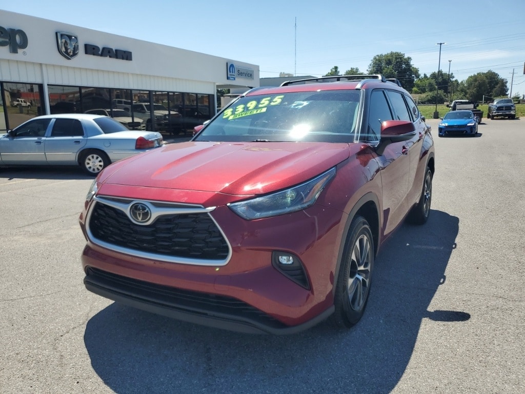 Used 2021 Toyota Highlander XLE with VIN 5TDHZRAHXMS527208 for sale in Chickasha, OK