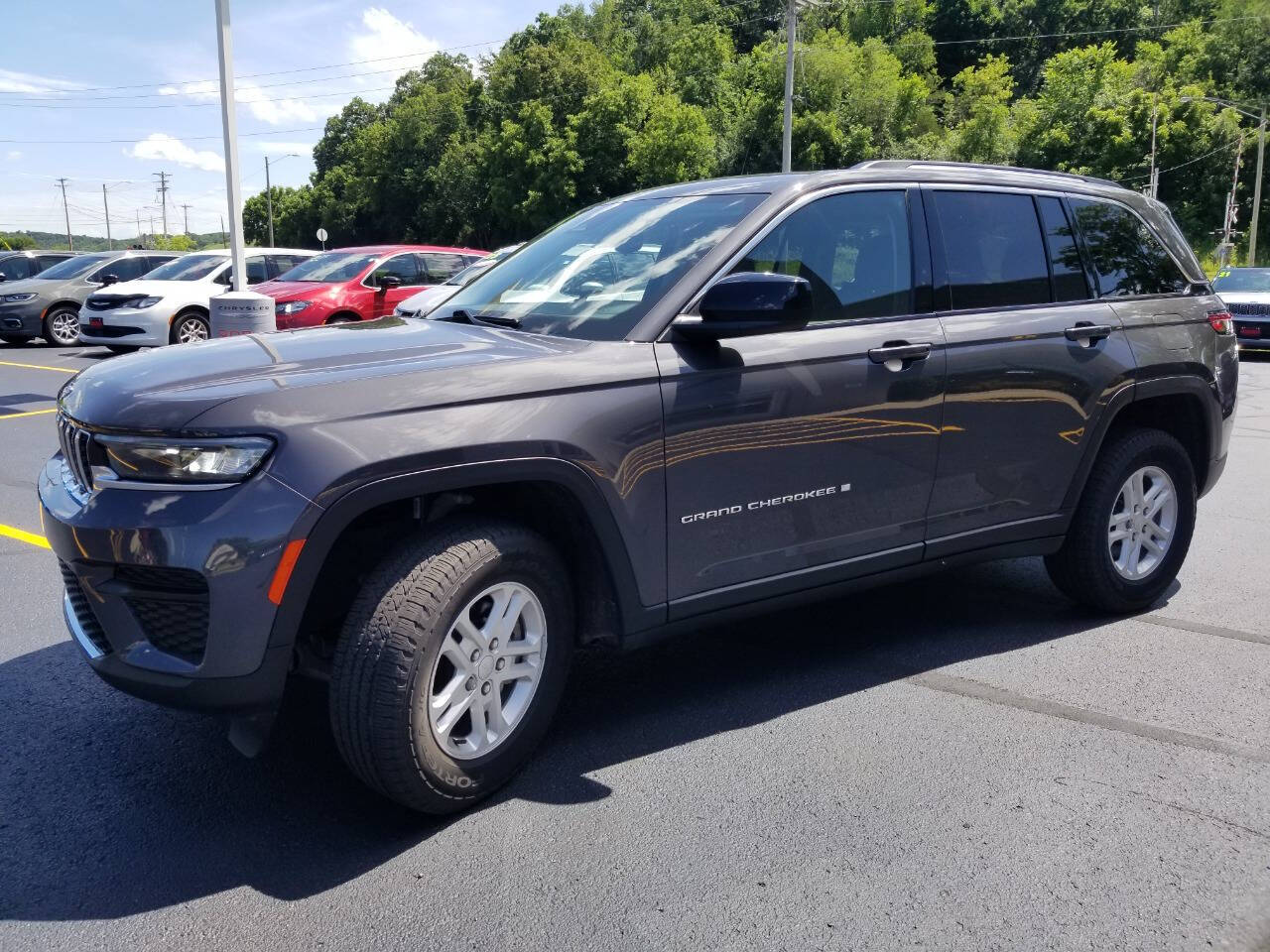 2023 Jeep Grand Cherokee Laredo photo 3