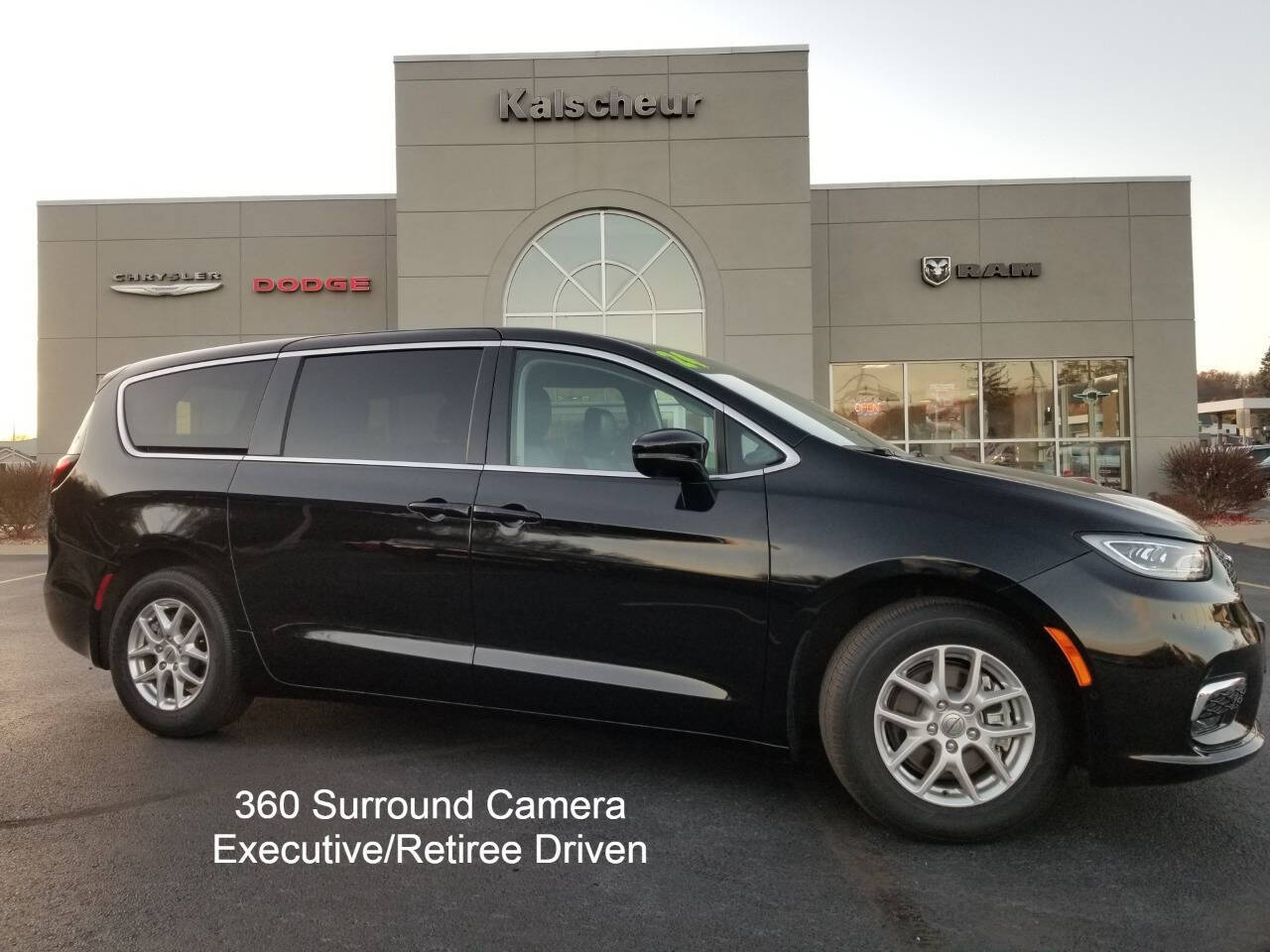 2024 Chrysler Pacifica Touring L's photo