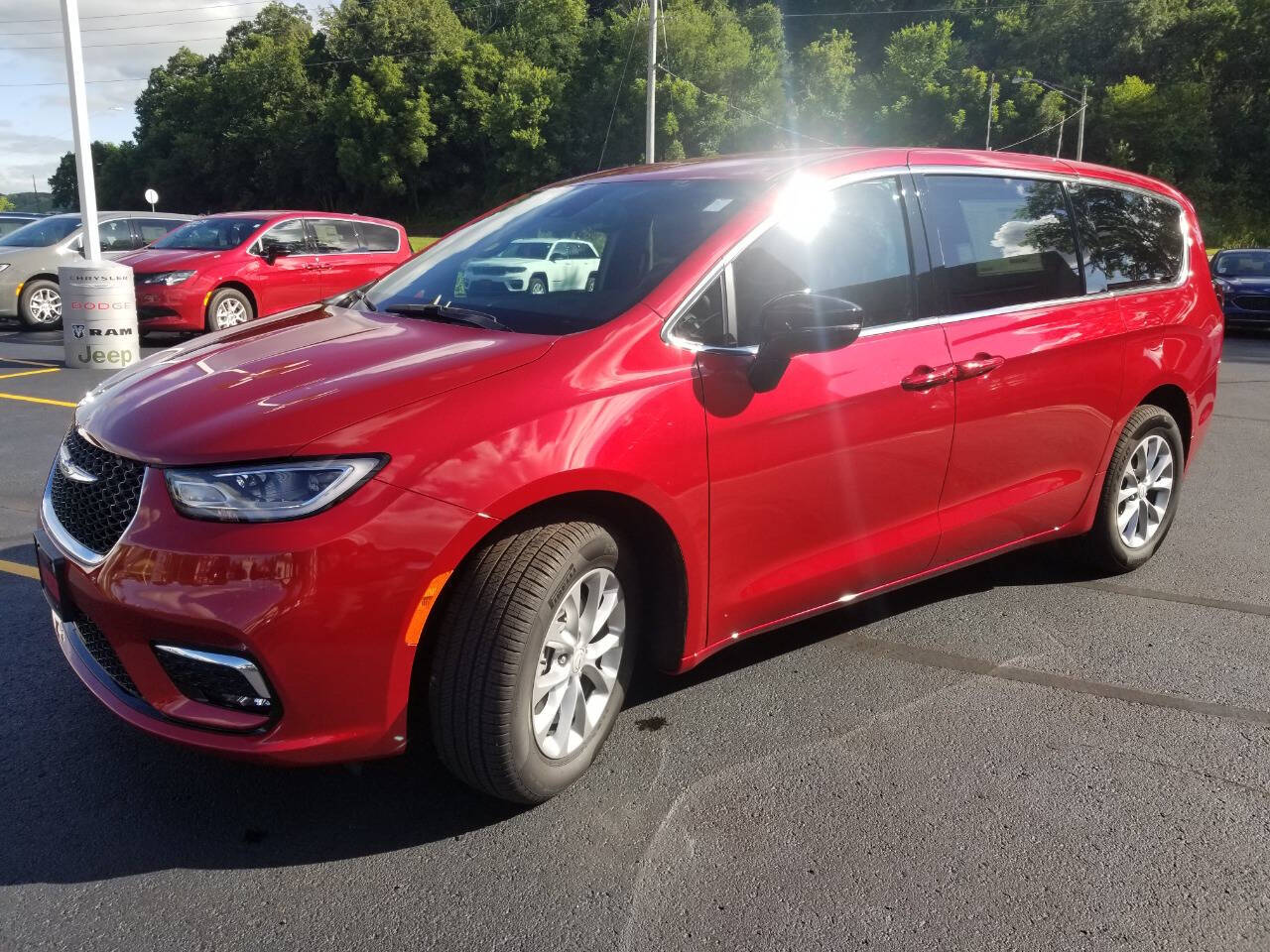 2025 Chrysler Pacifica photo 2