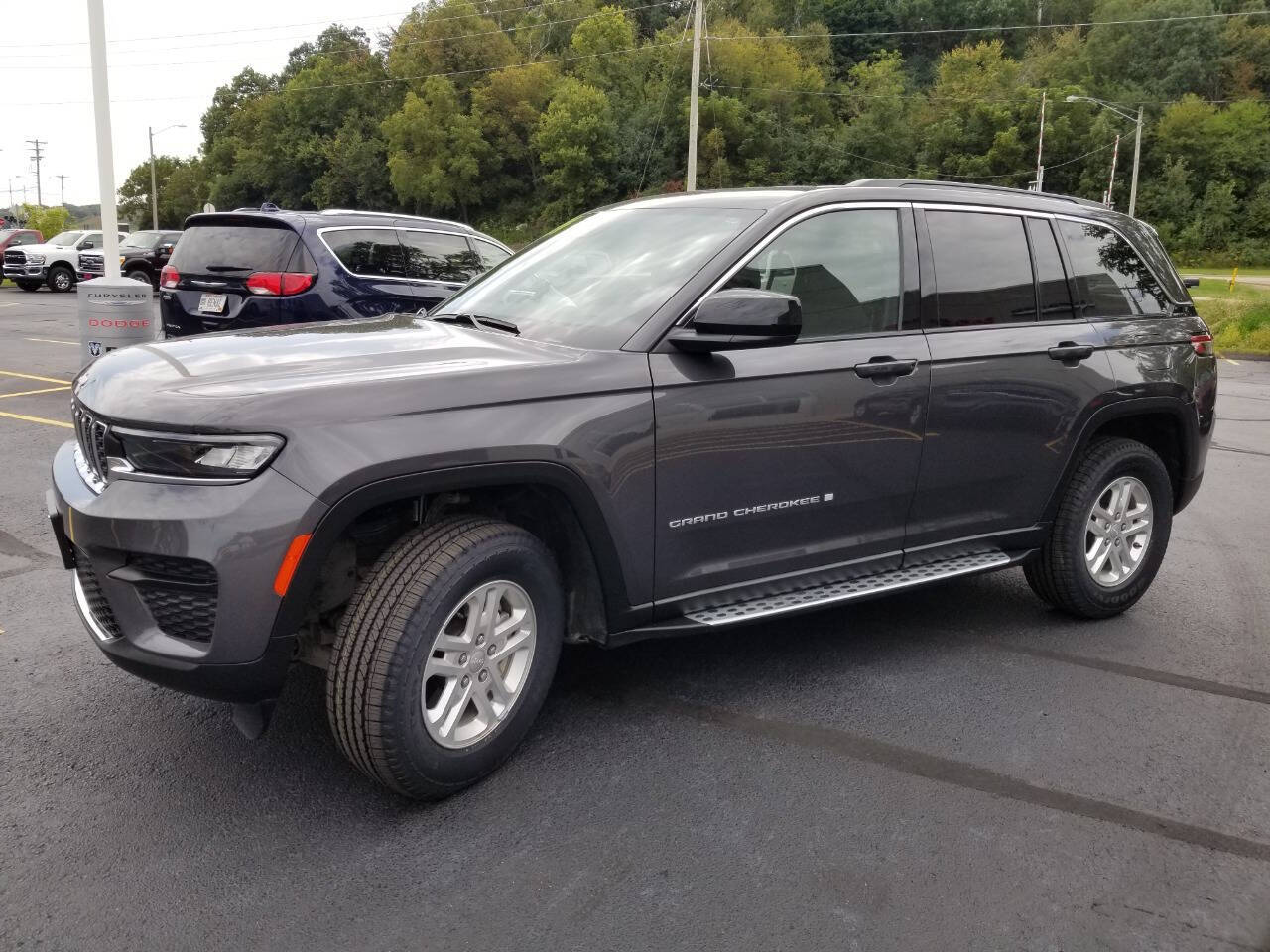 2024 Jeep Grand Cherokee Laredo photo 2