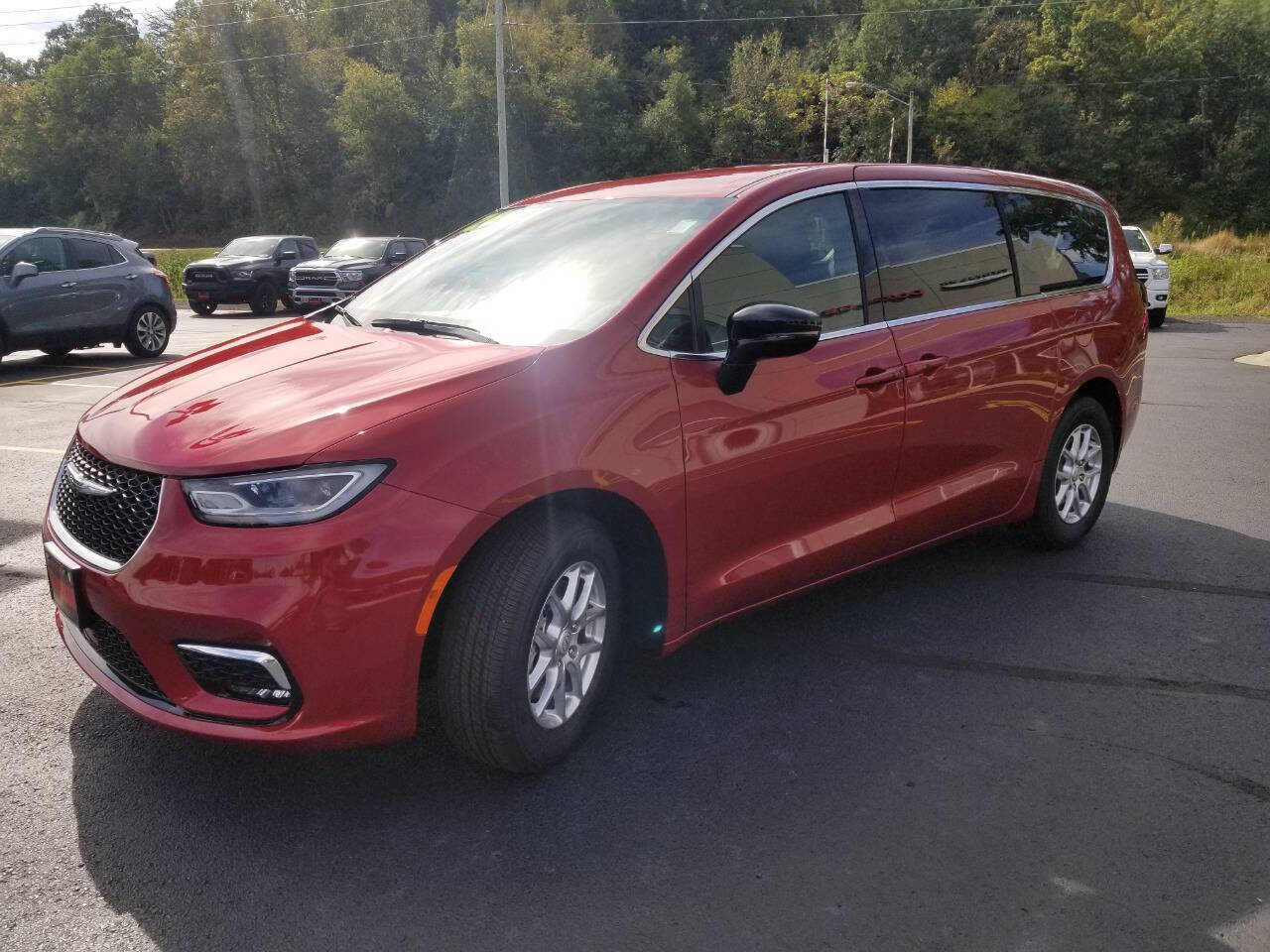 2026 Chrysler Pacifica photo 2