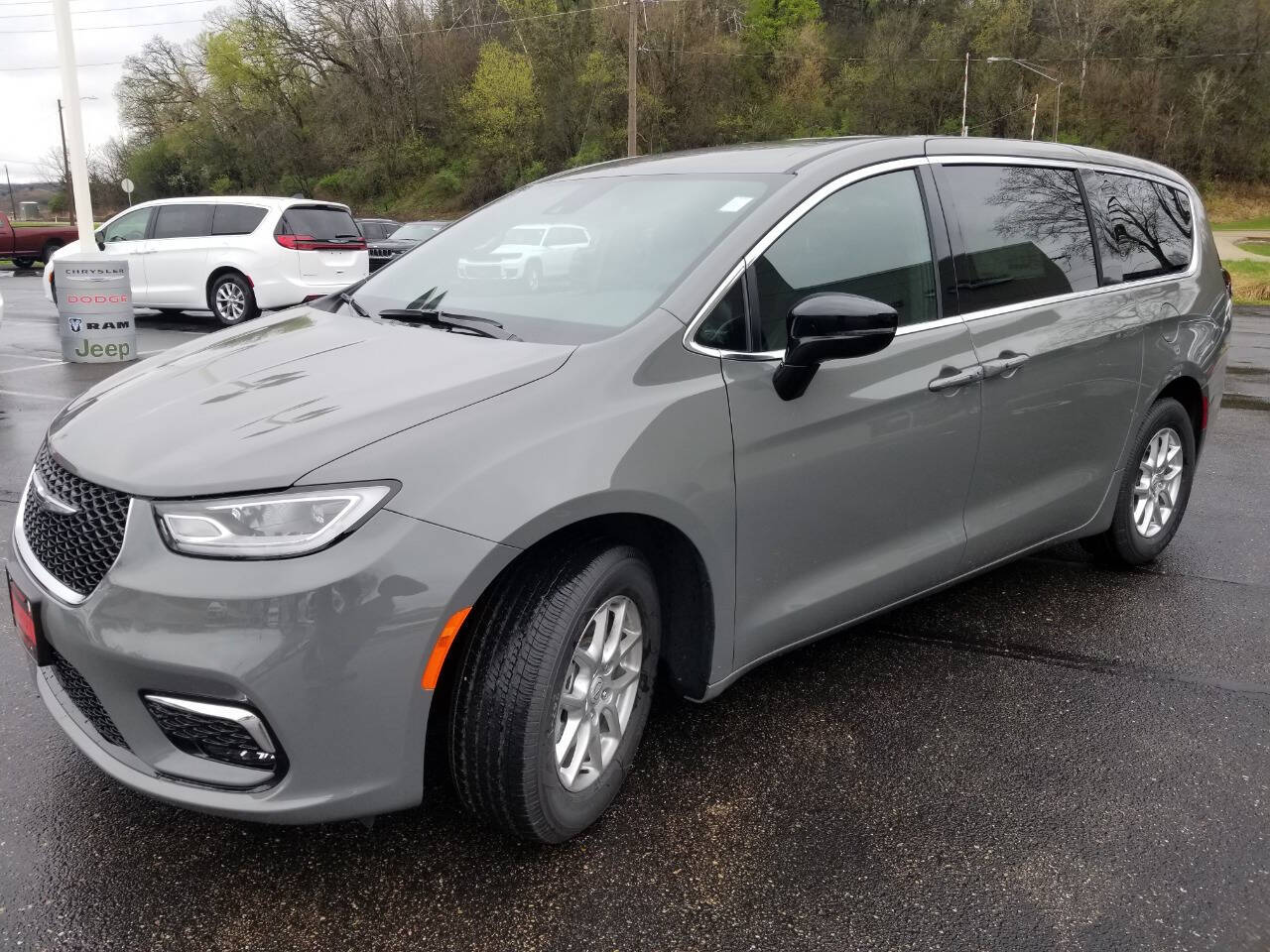 2025 Chrysler Pacifica photo 3