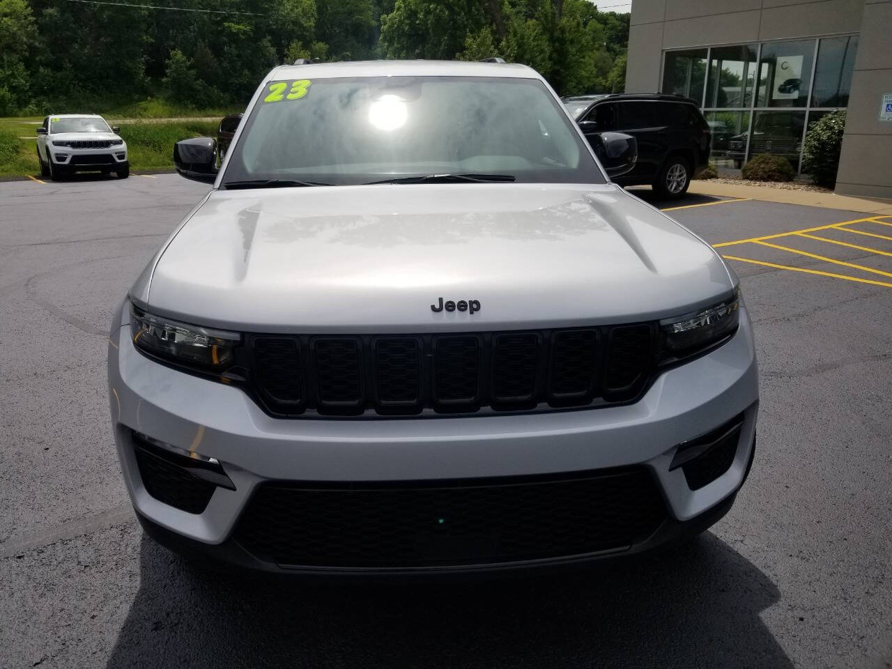 2023 Jeep Grand Cherokee Limited photo 2