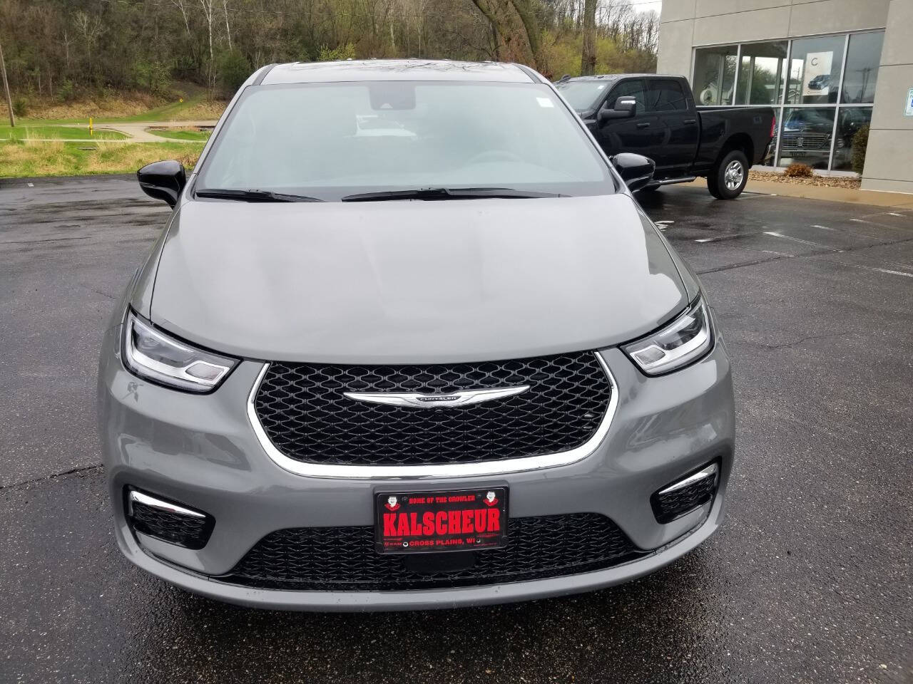 2025 Chrysler Pacifica photo 2