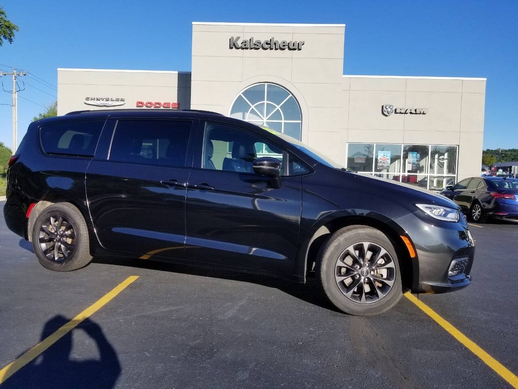 Certified 2022 Chrysler Pacifica Touring L AWD 4dr Mini Van Minivan