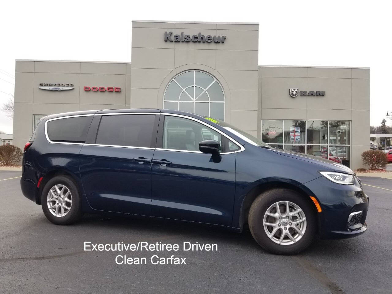 2024 Chrysler Pacifica Touring L's photo