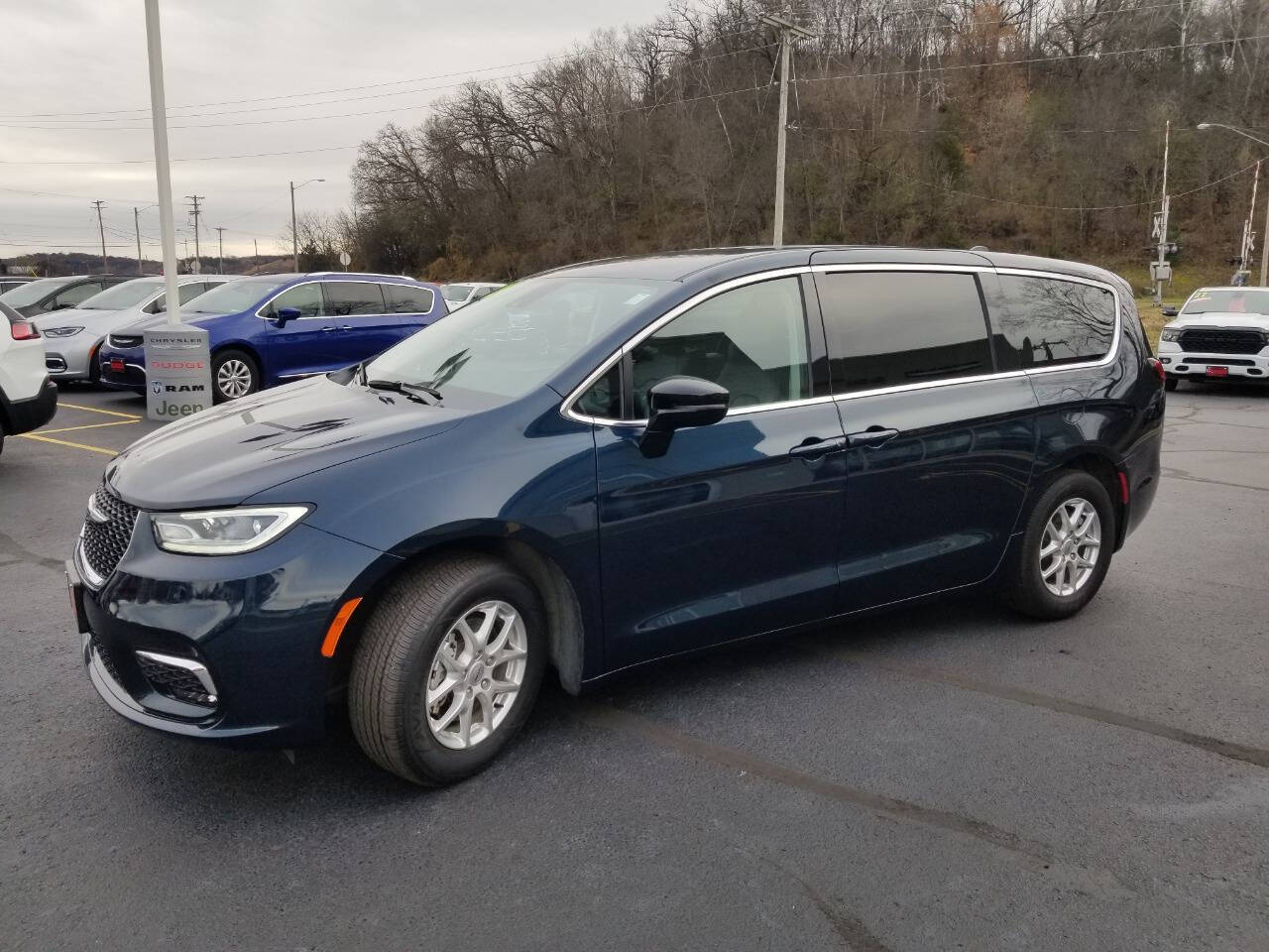 2024 Chrysler Pacifica Touring L photo 2