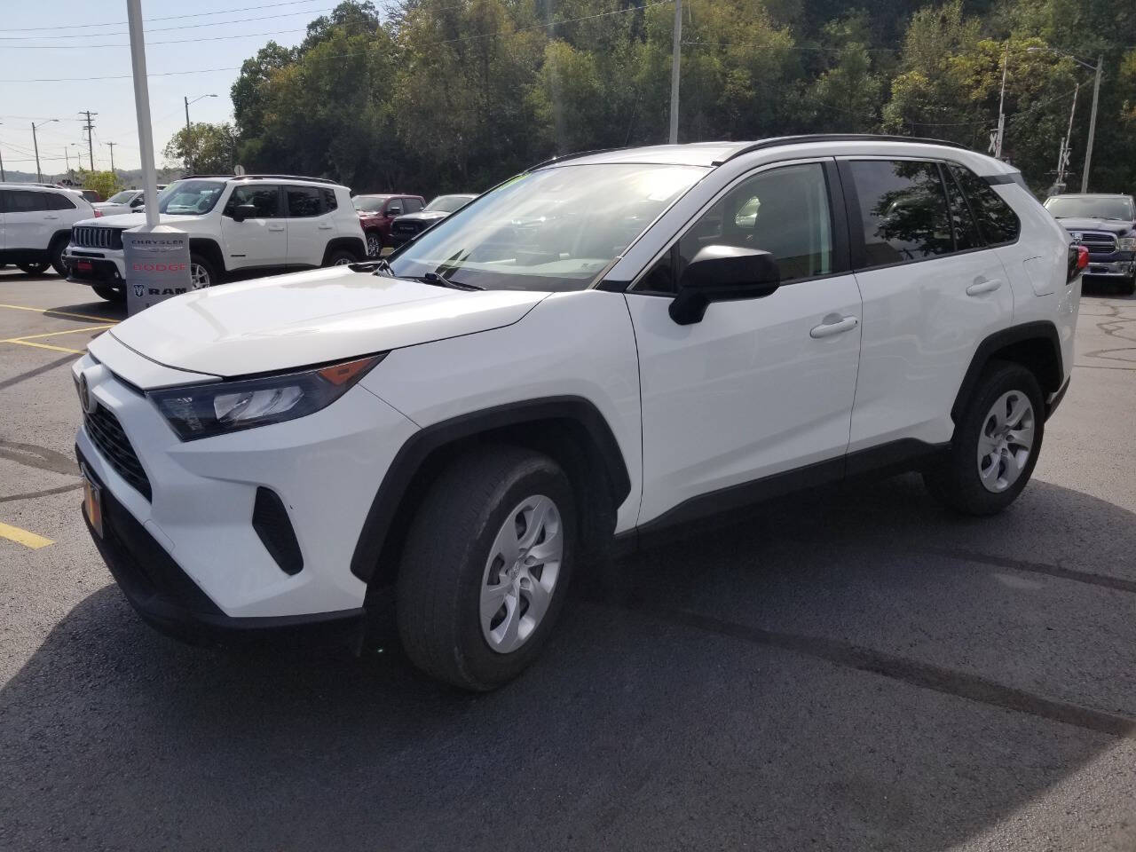 2019 Toyota RAV4 LE photo 3