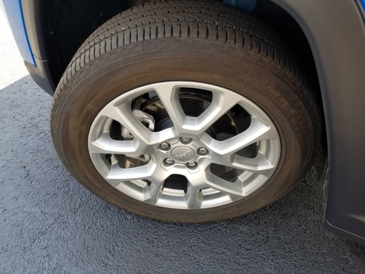 2022 Jeep Compass Latitude Lux photo 2