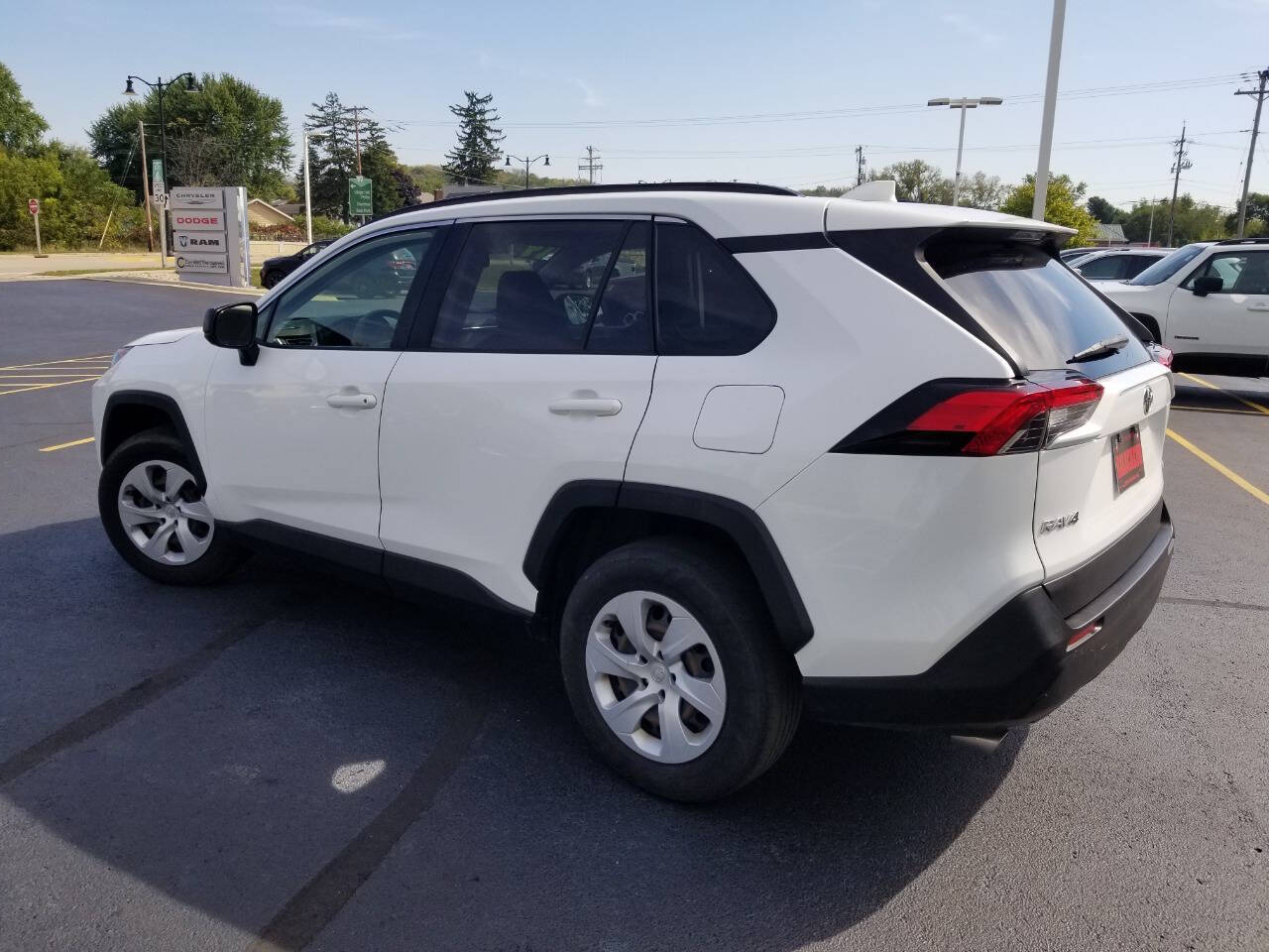 2019 Toyota RAV4 LE photo 4