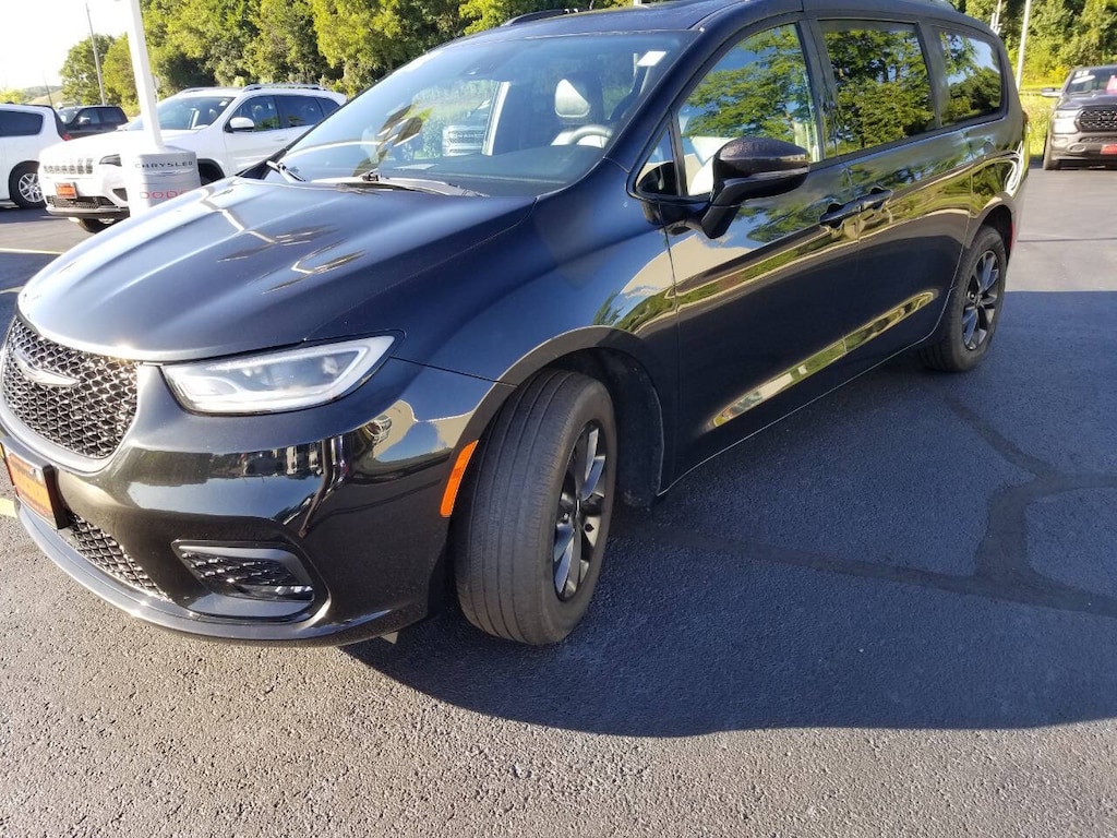 Certified 2022 Chrysler Pacifica Touring L AWD 4dr Mini Van Minivan