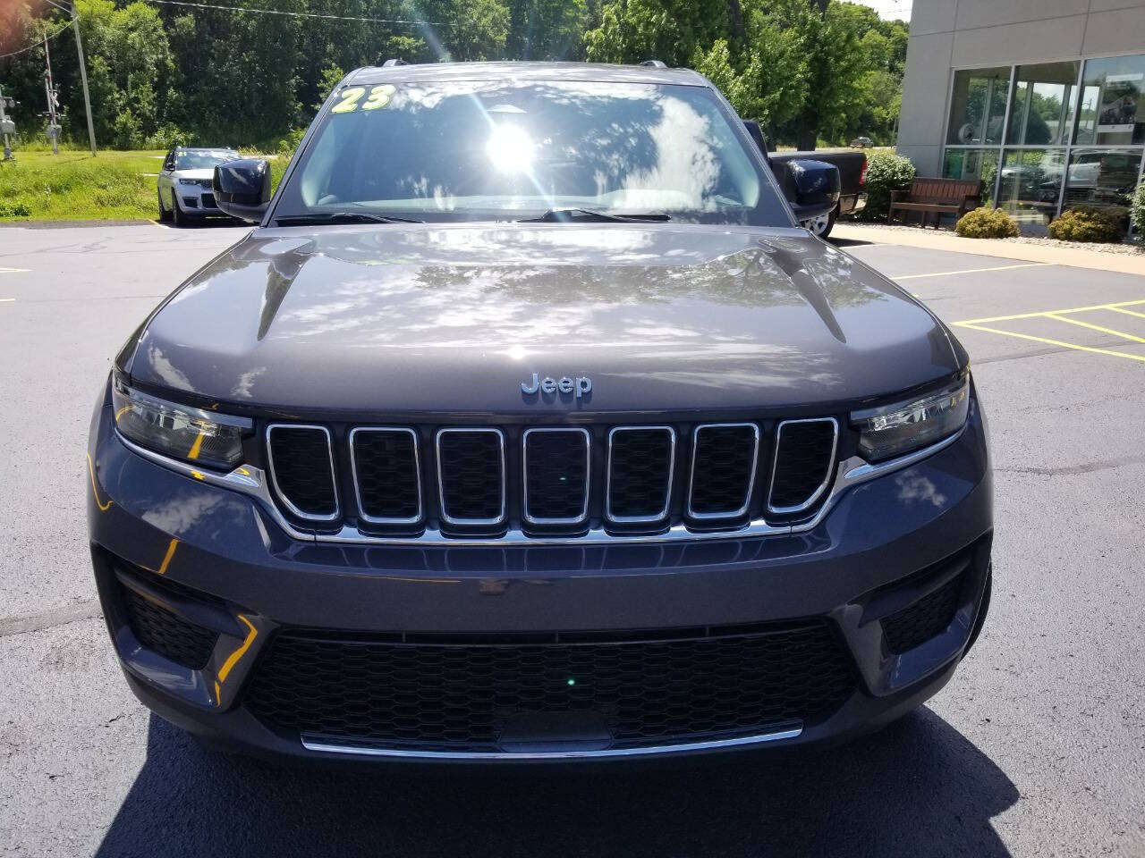2023 Jeep Grand Cherokee Laredo photo 2