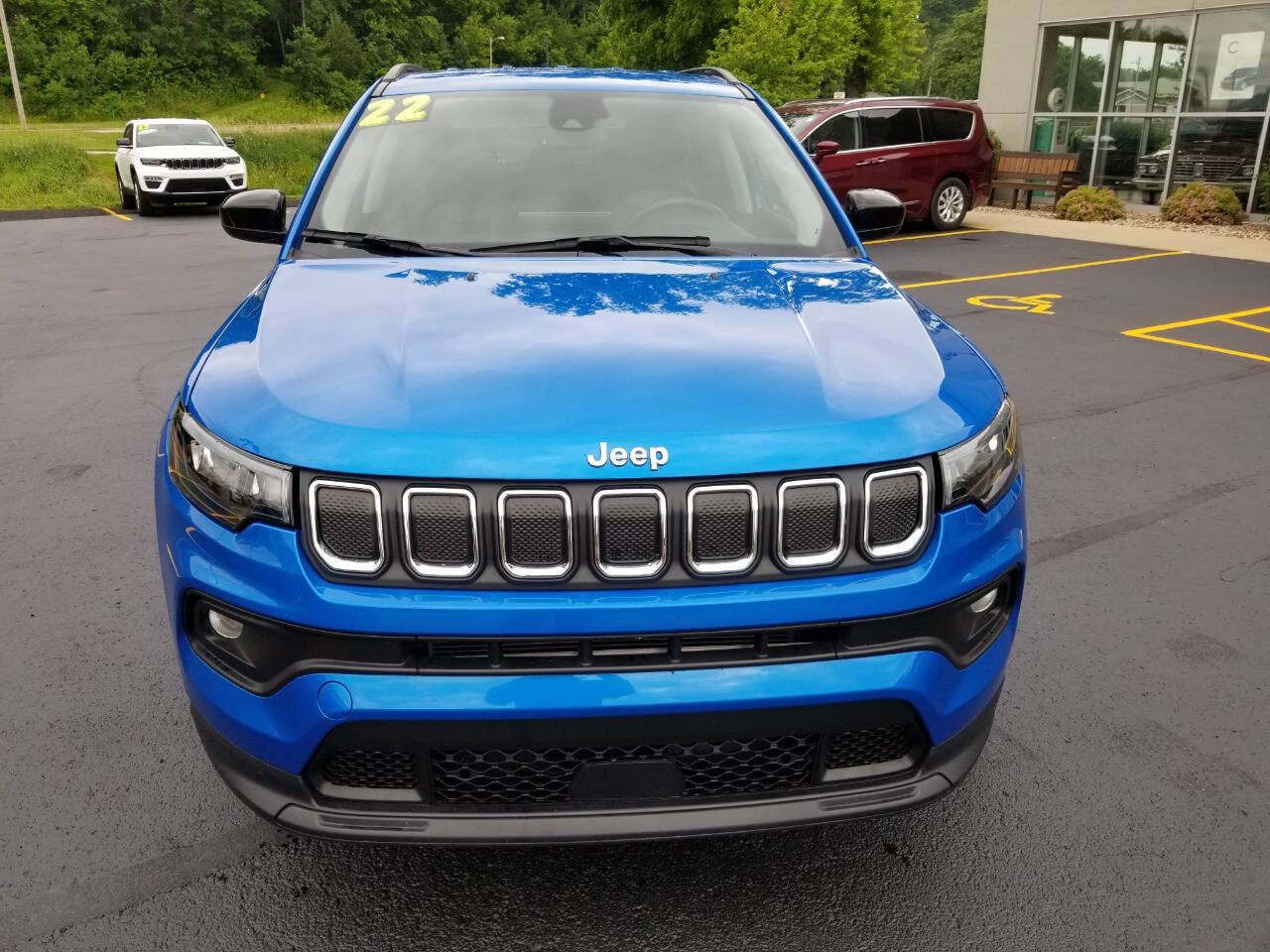 2022 Jeep Compass Latitude Lux photo 2
