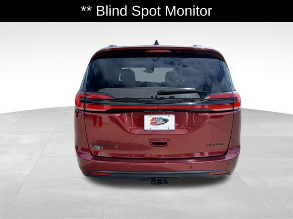 Used 2023 Chrysler Pacifica Limited Minivan
