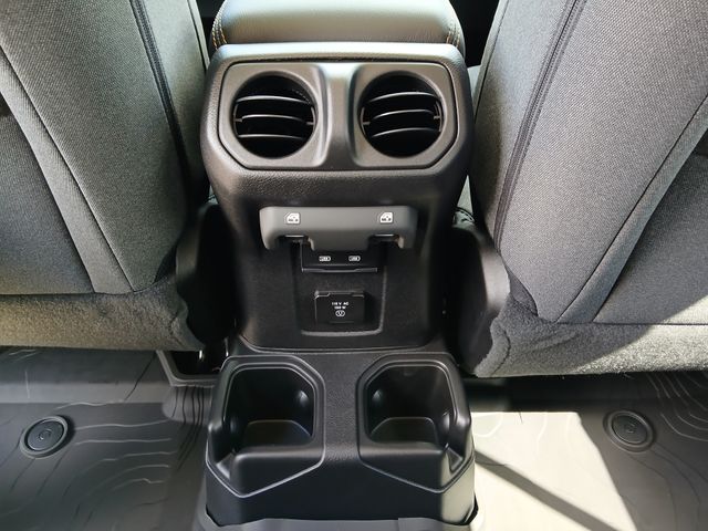 2025 Jeep Wrangler 4-Door Sahara - Photo 31