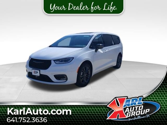 2026 Chrysler Pacifica Select's photo