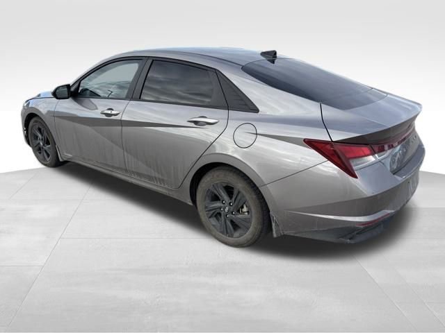 2022 Hyundai Elantra SEL photo 3