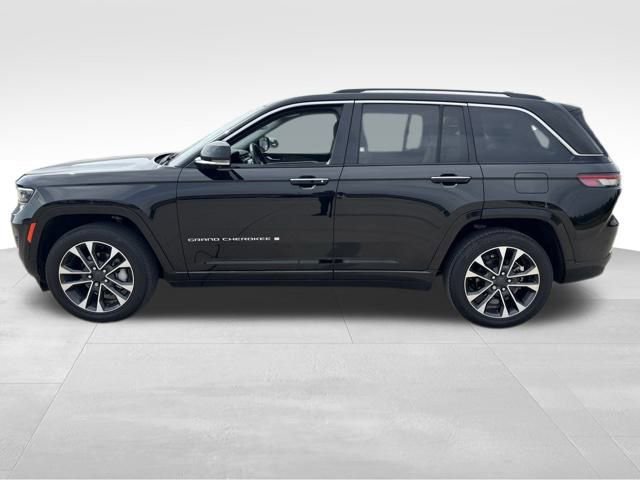 2022 Jeep Grand Cherokee Overland photo 2
