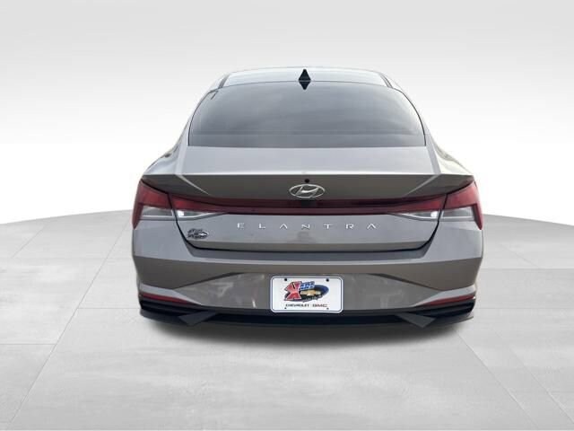 2022 Hyundai Elantra SEL photo 3