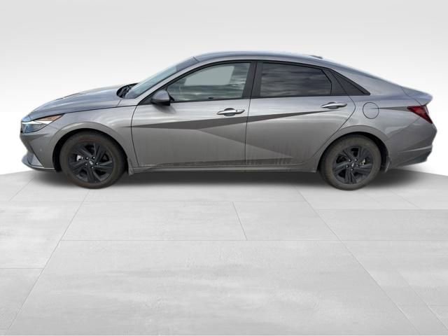 2022 Hyundai Elantra SEL photo 2