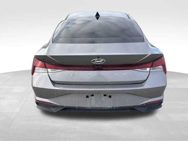 2022 Hyundai Elantra SEL photo 4